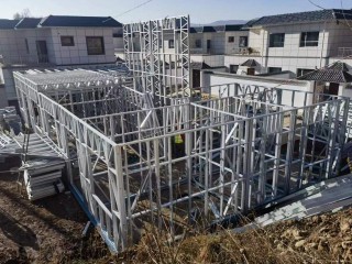 華能微排建筑給老百姓一個(gè)綠色的家●像搭積木一樣建房●我們每天追蹤微排建筑搭建進(jìn)展每天更新用近百張圖片展示建造全過程樣板間地址：臨夏州和政縣達(dá)浪鄉(xiāng)大莊新農(nóng)村分五個(gè)重大步驟地基部分輕鋼裝配部分屋面外墻裝修